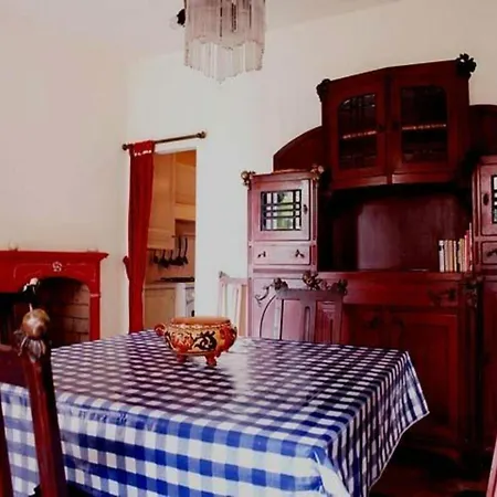 Al 25 - A House In The Square A Walk From The Lake Дом отдыха *